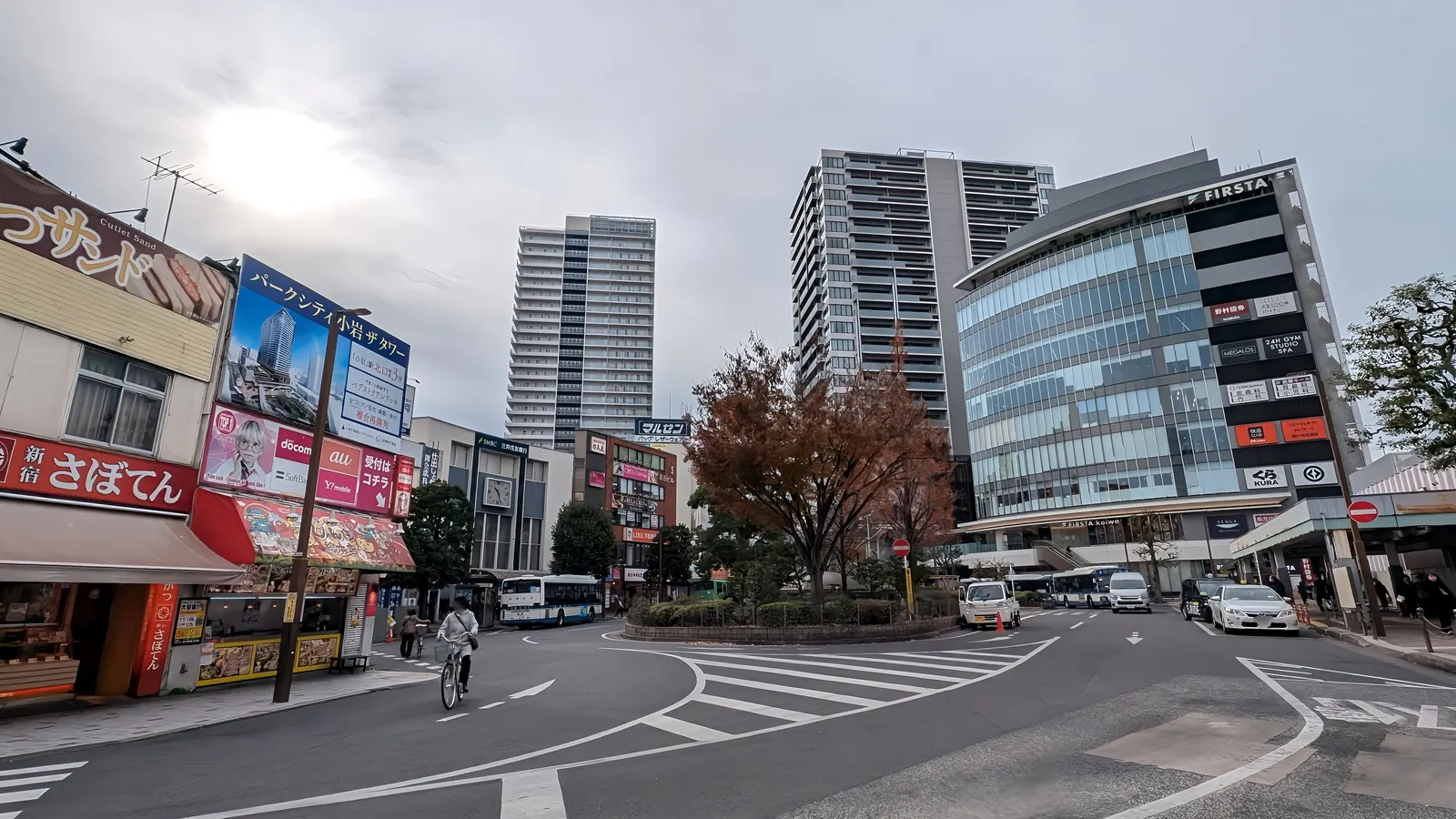小岩駅南口の駅前ロータリーと商業施設「FIRSTA」